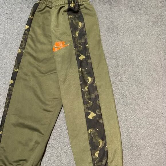 Nike 2PC Baby Boy Green Camouflage Tracksuit - Picture 5 of 8